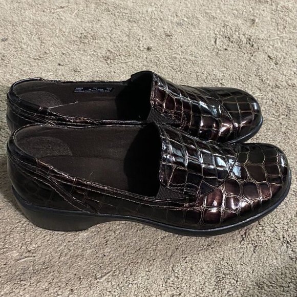 Clarks Bendables Women’s Sz 7M Dark Brown Slip On Loafers Crocodile Texture - Picture 2 of 9